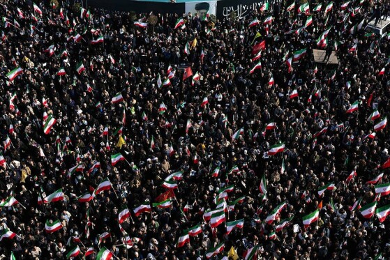 بیعت مردم با رهبری در میدان انقلاب تهران