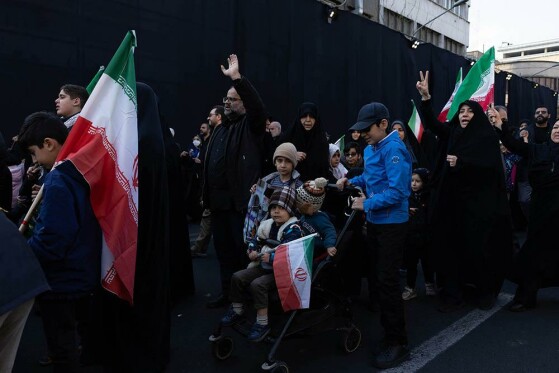 بیعت مردم با رهبری در میدان انقلاب تهران