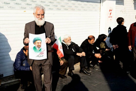 بیعت مردم با رهبری در میدان انقلاب تهران