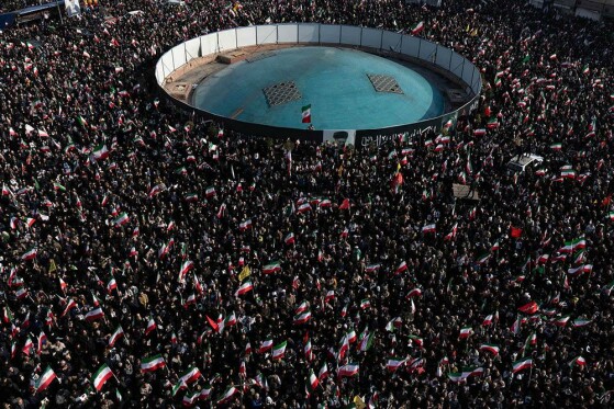 بیعت مردم با رهبری در میدان انقلاب تهران