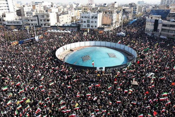 بیعت مردم با رهبری در میدان انقلاب تهران
