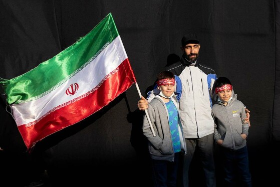 بیعت مردم با رهبری در میدان انقلاب تهران