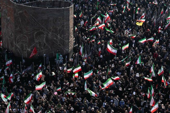 بیعت مردم با رهبری در میدان انقلاب تهران