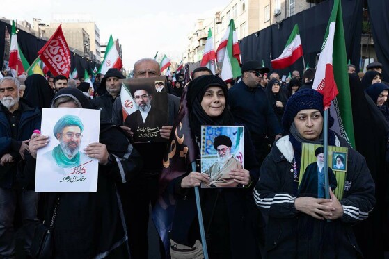 بیعت مردم با رهبری در میدان انقلاب تهران