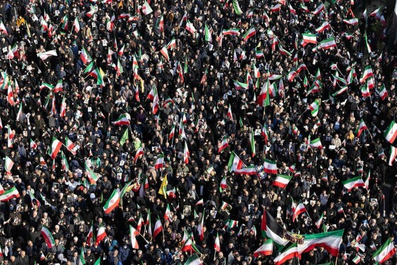 بیعت مردم با رهبری در میدان انقلاب تهران