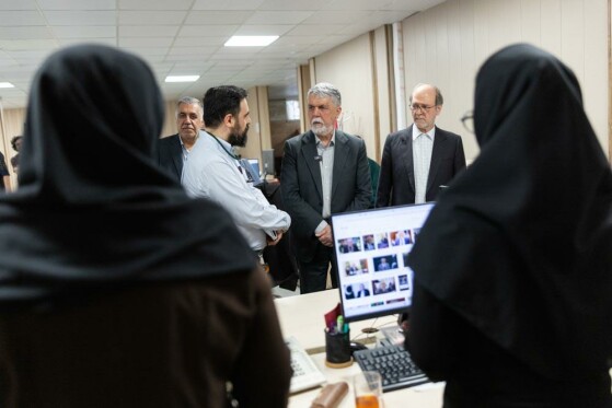 بازدید سید عباس صالحی وزیر فرهنگ و ارشاد از روزنامه ایران
