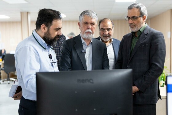 بازدید سید عباس صالحی وزیر فرهنگ و ارشاد از روزنامه ایران