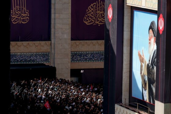 اقامه نماز بر پیکر رهبر شهید انقلاب