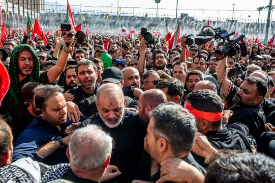اقامه نماز بر پیکر رهبر شهید انقلاب-۲