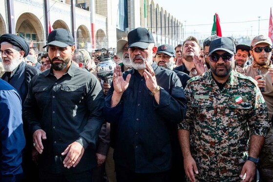 اقامه نماز بر پیکر رهبر شهید انقلاب-۲