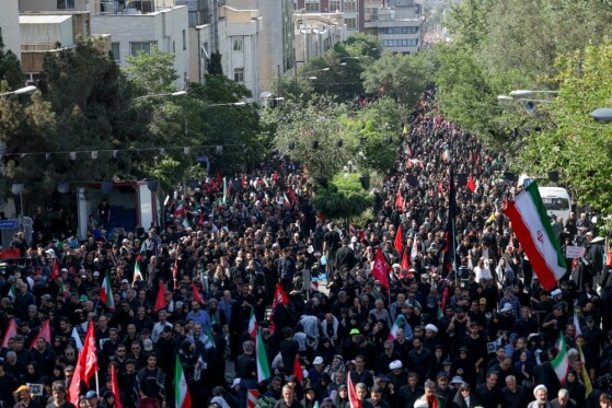 اقامه نماز بر پیکر رهبر شهید انقلاب