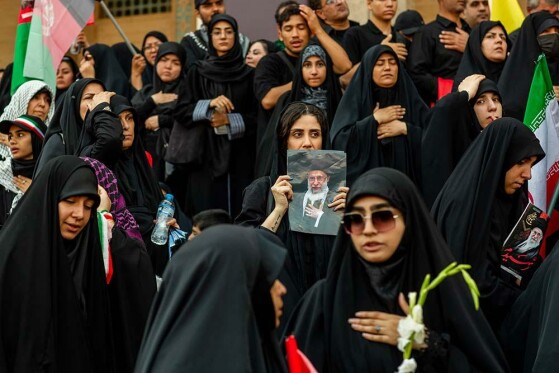 اقامه نماز بر پیکر رهبر شهید انقلاب-۲