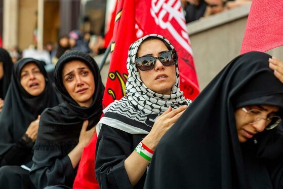 اقامه نماز بر پیکر رهبر شهید انقلاب-۲
