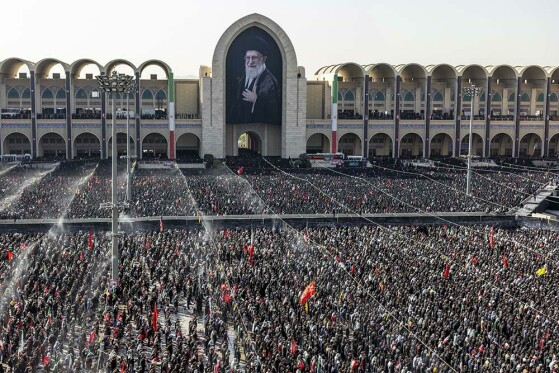 اقامه نماز بر پیکر رهبر شهید انقلاب-۳