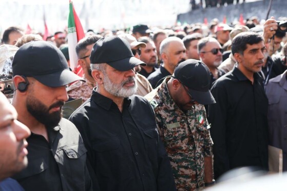 اقامه نماز بر پیکر رهبر شهید انقلاب