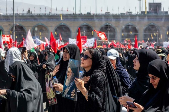 اقامه نماز بر پیکر رهبر شهید انقلاب-۲