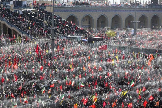 اقامه نماز بر پیکر رهبر شهید انقلاب-۳