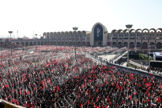 اقامه نماز بر پیکر رهبر شهید انقلاب