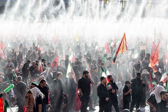 اقامه نماز بر پیکر رهبر شهید انقلاب-۲