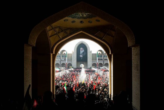 اقامه نماز بر پیکر رهبر شهید انقلاب-۲