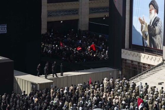 اقامه نماز بر پیکر رهبر شهید انقلاب-۳