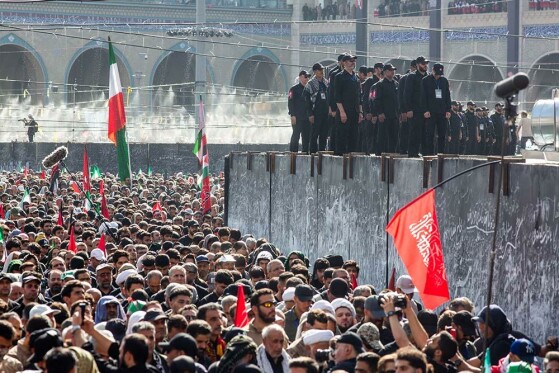 اقامه نماز بر پیکر رهبر شهید انقلاب-۲