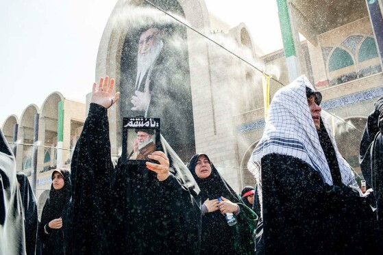 اقامه نماز بر پیکر رهبر شهید انقلاب-۲