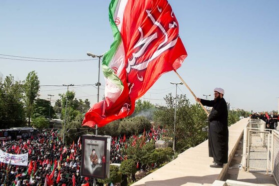 اقامه نماز بر پیکر رهبر شهید انقلاب-۲