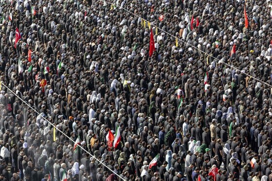 اقامه نماز بر پیکر رهبر شهید انقلاب-۳