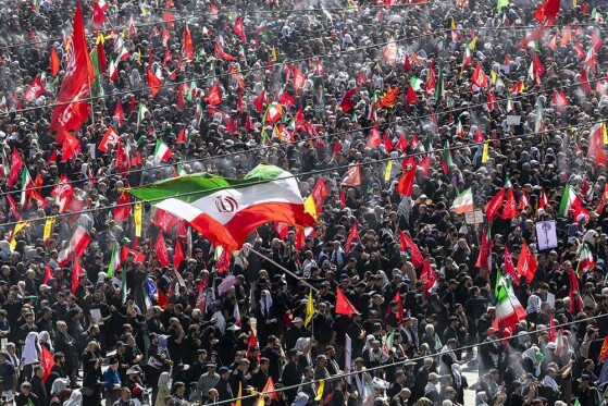 اقامه نماز بر پیکر رهبر شهید انقلاب-۳