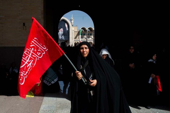 اقامه نماز بر پیکر رهبر شهید انقلاب-۲