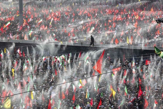 اقامه نماز بر پیکر رهبر شهید انقلاب-۳