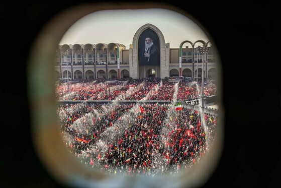 اقامه نماز بر پیکر رهبر شهید انقلاب-۳