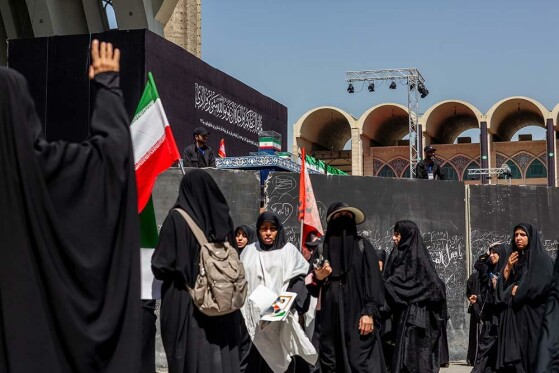 اقامه نماز بر پیکر رهبر شهید انقلاب-۲