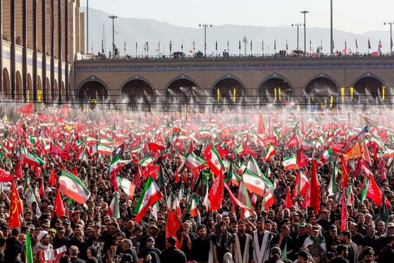 اقامه نماز بر پیکر رهبر شهید انقلاب-۲