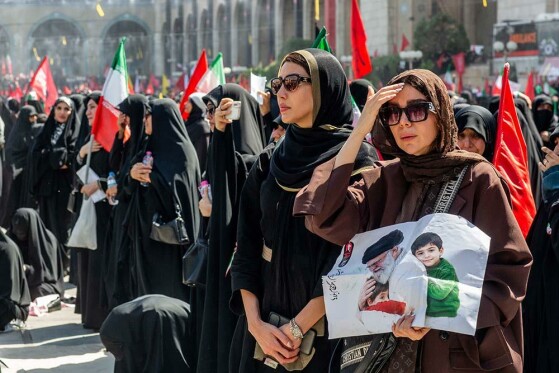 اقامه نماز بر پیکر رهبر شهید انقلاب-۲