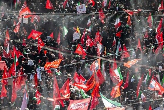 اقامه نماز بر پیکر رهبر شهید انقلاب-۳