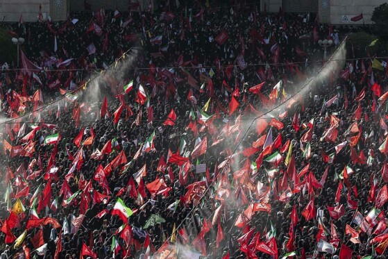 اقامه نماز بر پیکر رهبر شهید انقلاب-۳