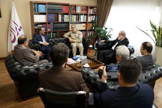 بازدید معاون رئیس جمهور از روزنامه ایران