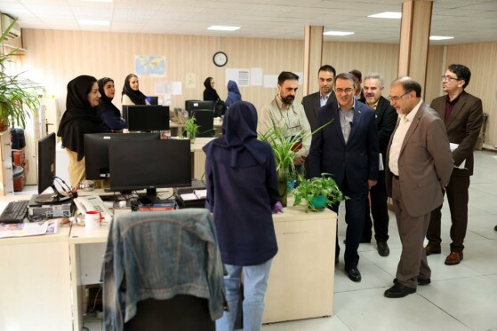 بازدید معاون رئیس جمهور از روزنامه ایران