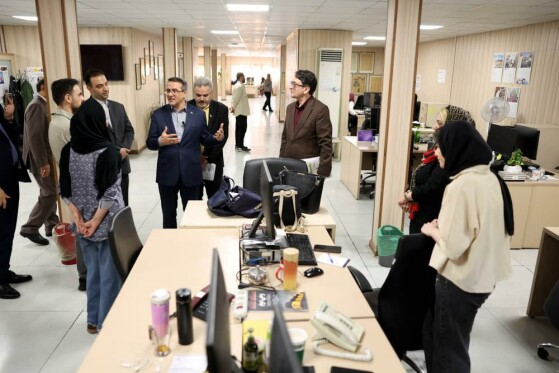 بازدید معاون رئیس جمهور از روزنامه ایران