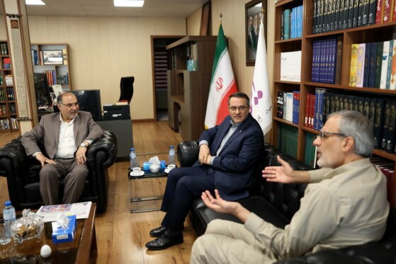 بازدید معاون رئیس جمهور از روزنامه ایران